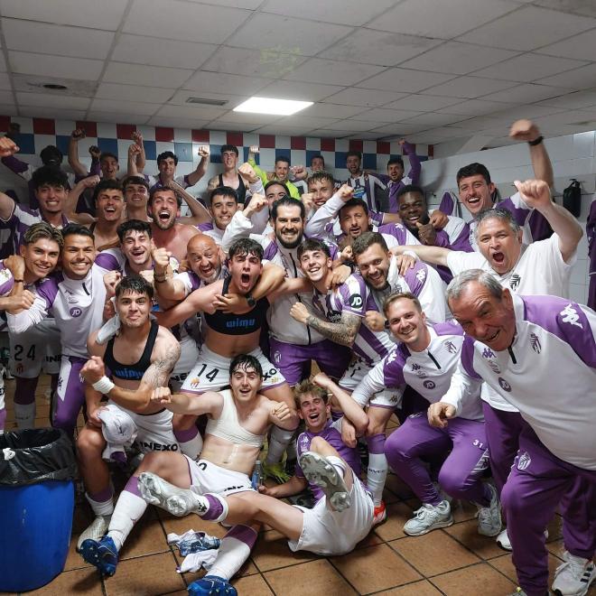 El Promesas celebra su victoria en Langreo (Foto: Real Valladolid).