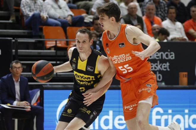 Valencia Basket consigue un sólido triunfo ante Lenovo Tenerife para subir a la cuarta plaza (98-7