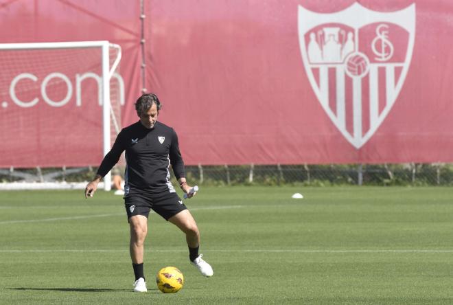 Quique Sánchez Flores, técnico del Sevilla, en el entrenamiento del sábado (Foto: Kiko Hurtado)