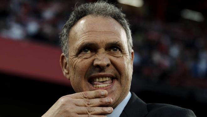 Joaquín Caparrós, extécnico del Sevilla, rival del Betis, durante un partido (Foto: CordonPress)