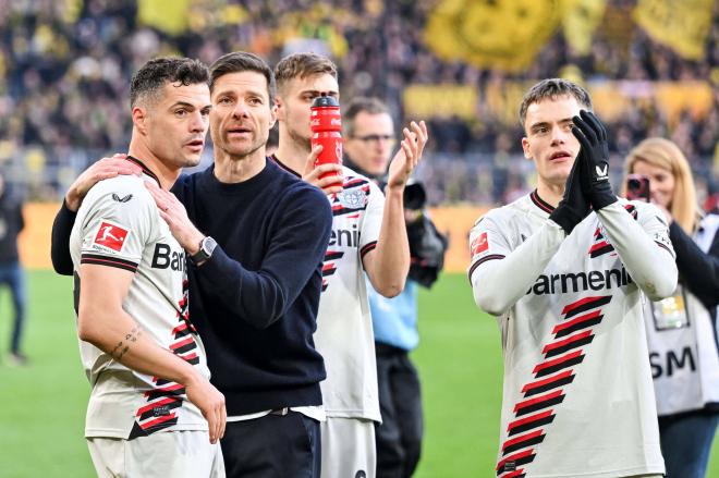 El Leverkusen, con Xabi Alonso, celebra el empate con su afición (Cordon Press)