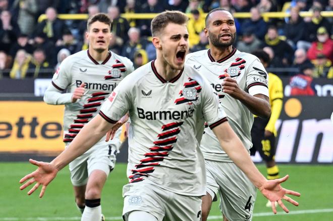 Stanisic celebra el gol del empate del Bayer Leverkusen (Cordon Press)