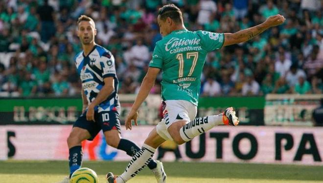 Andrés Guardado y Sergio Canales durante el partido entre León y Monterrey (Fuente: @andresgua18)
