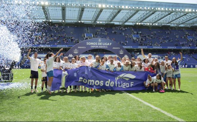 El Dépor Femenino celebra su ascenso a la Liga F (Foto: LigaF_oficial).