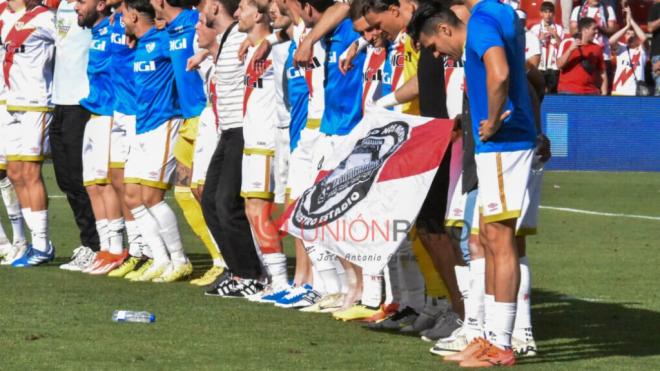 Los jugadores del Rayo, a favor de la afición: posan con la bandera por la inmovilidad del Estadio