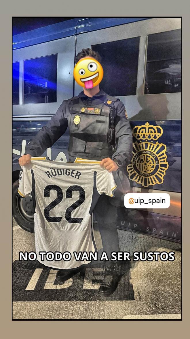 El policía al que asustó Rüdiger posando con su camiseta (Instagram: @uip_spain)