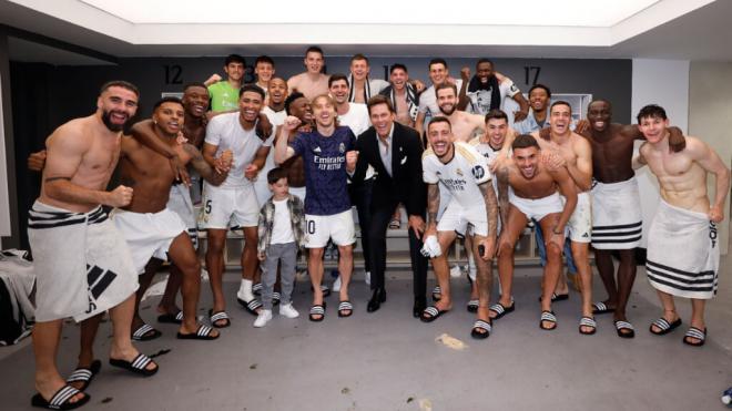 Tom Brady en el vestuario con los jugadores del Real Madrid
