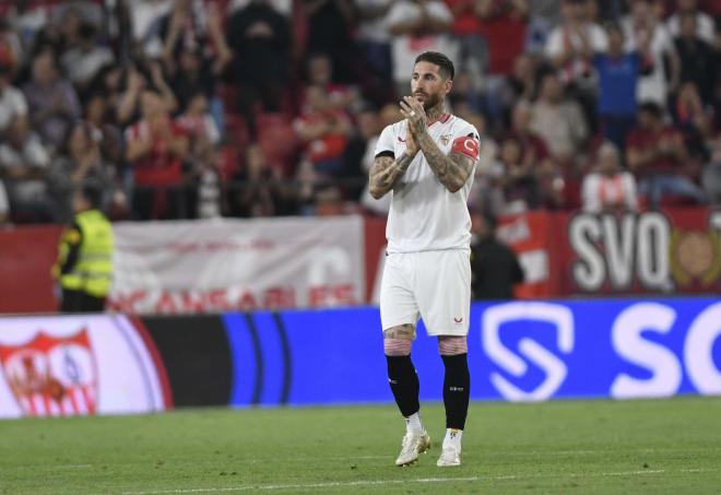 Sergio Ramos aplaude a la afición tras la victoria ante el Mallorca de la pasada jornada (Foto: Kiko Hurtado).