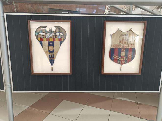 Los dos escudos emblemáticos de la historia del club que se podrán ver en la exposición (Foto: LUD).