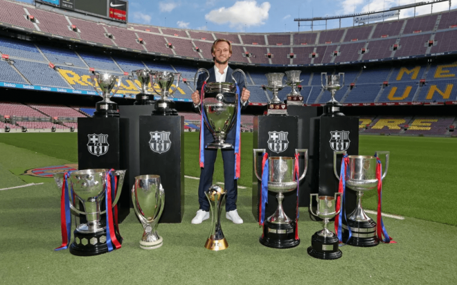 La imagen de Iván Rakitic con todos los trofeos cosechados (Foto: FC Barcelona)