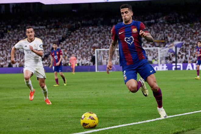 Joao Cancelo conduce el balón en el Clásico Real Madrid-Barcelona (Foto: Cordon Press).