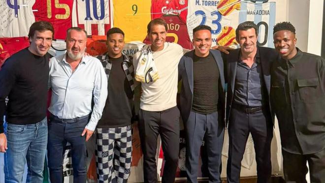 Rafa Nadal posando con Rodrygo y Vinicius, entre otros (Instagram: @dr.angelmartin)