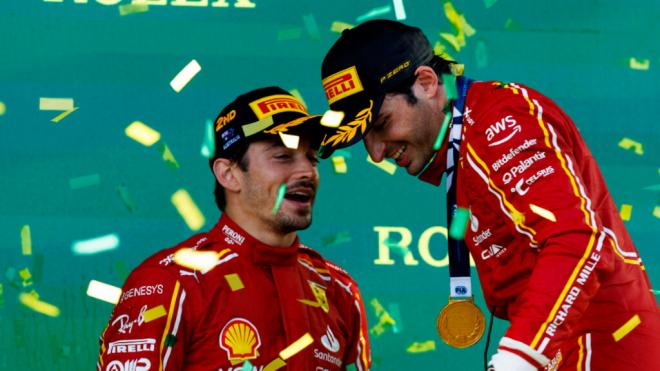 Carlos Sainz y Charles Leclerc, celebrando un podio en Ferrari (Foto: Cordon Press).
