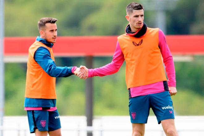 Saludo de los navarros Alex Berenguer y Oihan Sancet en Lezama (Foto: Athletic Club).