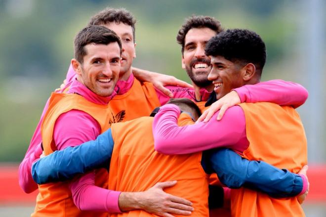 Buen rollo en el entrenamiento del equipo en Lezama (Foto: Athletic Club).