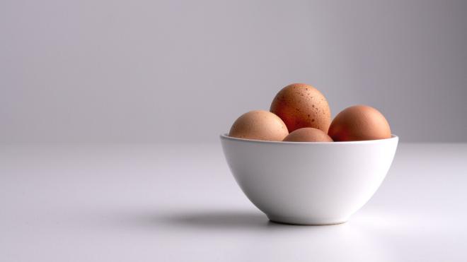 Huevos en un recipiente blanco (Freepik)