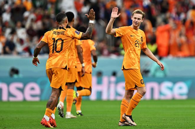 Memphis Depay y Frenkie de Jong celebran un gol de los Países Bajos.