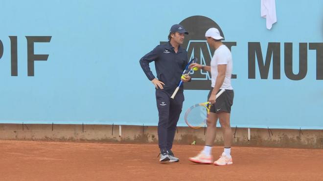 Rafa Nadal y Carlos Moyá, durante el entrenamiento del manacorí en el Mutua Madrid Open