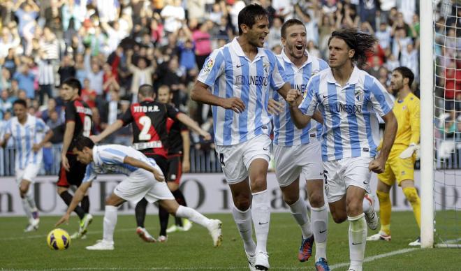Roque Santa cruz celebra un gol junto a Camacho y Demichelis en la 2012/13. (Getty)