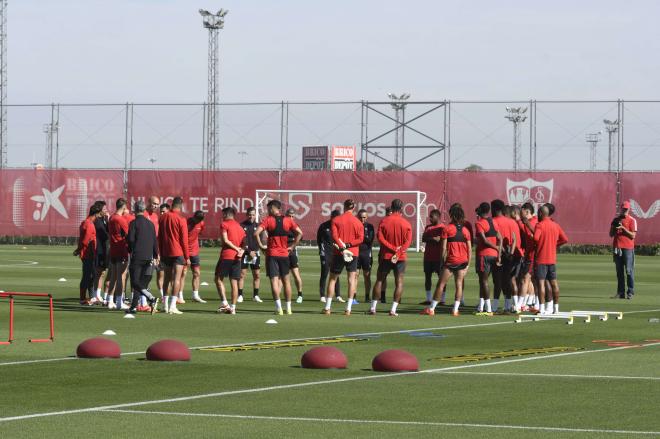 El Sevilla en el entrenamiento de este jueves. (Foto: Kiko Hurtado)