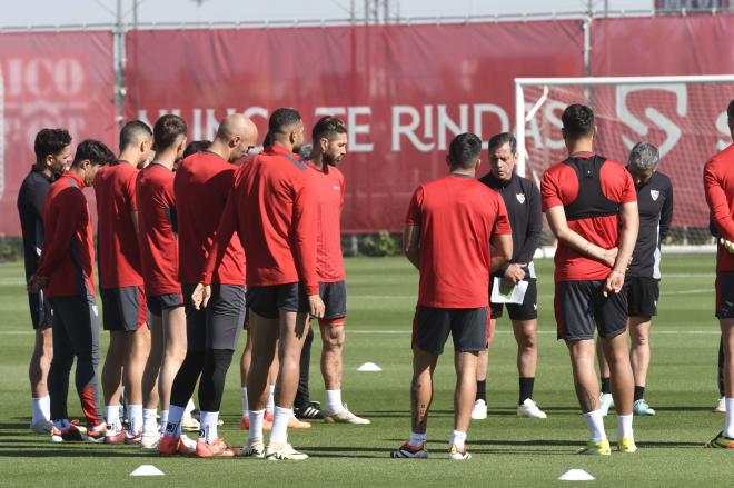 El Sevilla en el entrenamiento de este jueves. (Foto: Kiko Hurtado)