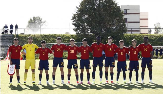 Izan Merino (el primero a la izquierda), capitán de la selección española sub 18. (RFEF)