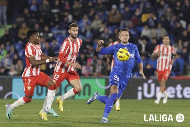 Ramazani pelea un balón con Maksimovic en el Getafe-Almería (Foto: LALIGA).