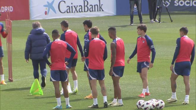 Los jugadores del Atlético de Madrid antes de realizar el ejercicio