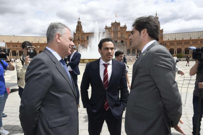 José Luis Sanz, José María del Nido Carrasco y Ángel Haro en el acto de este viernes. (Foto: Kiko Hurtado).