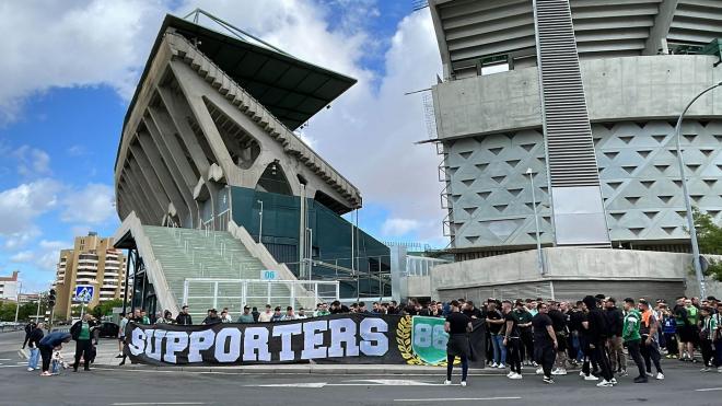 Imagen de los Supporters en la esquina del estadio Benito Villamarín (foto: Kiko Hurtado).
