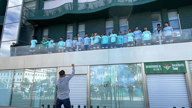 Los jugadores del Betis en el balcón del Benito Villamarín (foto: Kiko Hurtado).