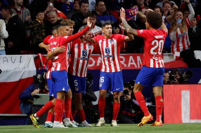 Los jugadores del Atlético celebran uno de los goles contra el Athletic (FOTO: EFE).