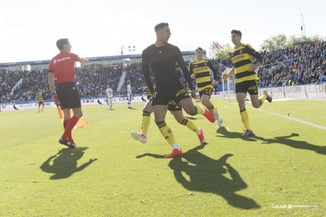 El equipo celebra el gol de penalti de Maikel Mesa en el descuento ante el CD Leganés (Foto: LALIGA Hypermotion)