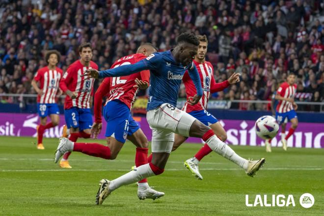 Iñaki Williams chuta en el partido perdido por el Athletic ante el Atlético en el Metropolitano (Foto: LaLiga).