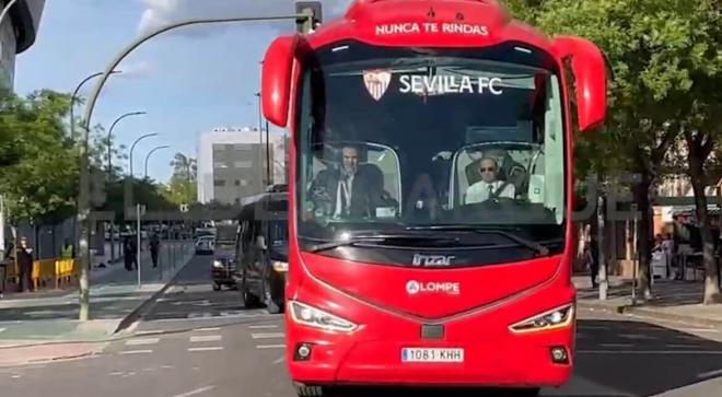 Llegada del autobús del Sevilla al Villamarín.