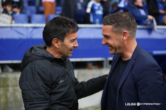 Luis Carrión saluda a Asier Garitano en el Real Oviedo - Tenerife (Foto: LALIGA).