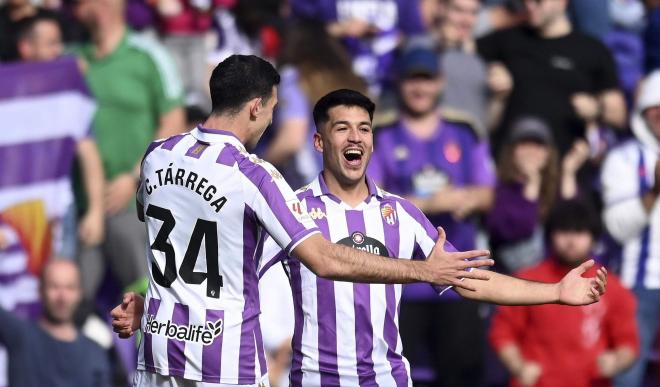 Víctor Meseguer celebra su gol con César Tárrega en el Valladolid - Huesca (Foto: LALIGA).