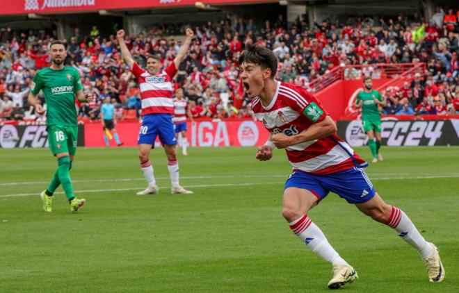 Facundo Pellistri celebra su gol en el Granada-Osasuna (Foto:EFE).