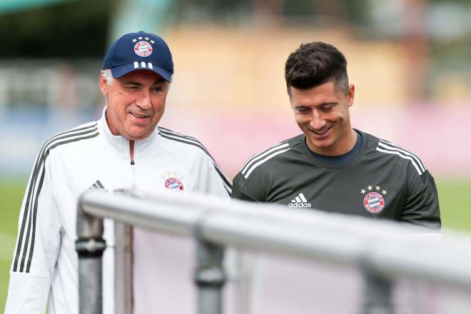 Ancelotti y Lewandowski, en un entrenamiento del Bayern de Múnich (FOTO: Cordón Press).