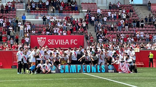 La fiesta del Sevilla Atlético tras conseguir el ascenso a Primera RFEF (Foto: Kiko Hurtado).