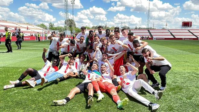 La fiesta de los jugadores del Sevilla Atlético (Foto: Kiko Hurtado).