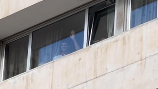 Isaac Romero sale a la ventana del hotel, canta y golpea los cristales