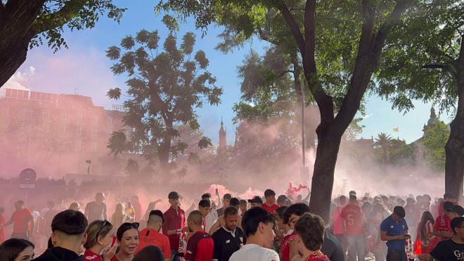El Sevilla sale de su hotel de concentración ante una gran expectación. (Foto: Pepe Jiménez)