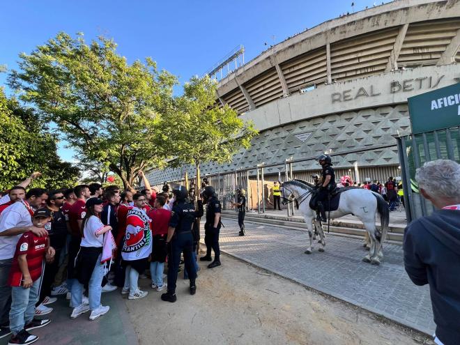 Los aficionados del Sevilla llegando al Villamarín. (Foto: Pepe Jiménez)