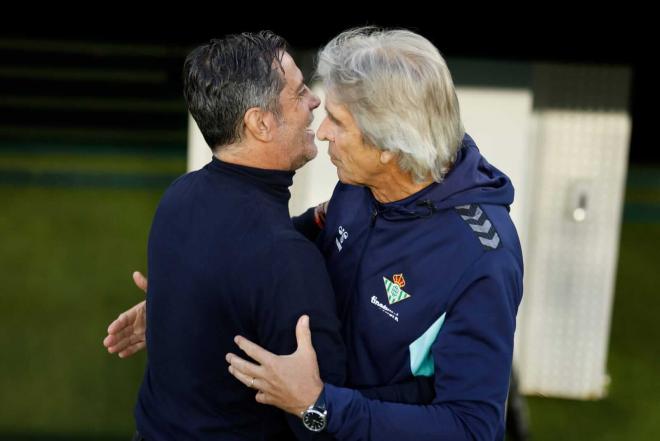 El saludo entre Quique Sánchez Flores y Pellegrini (Foto: Kiko Hurtado)