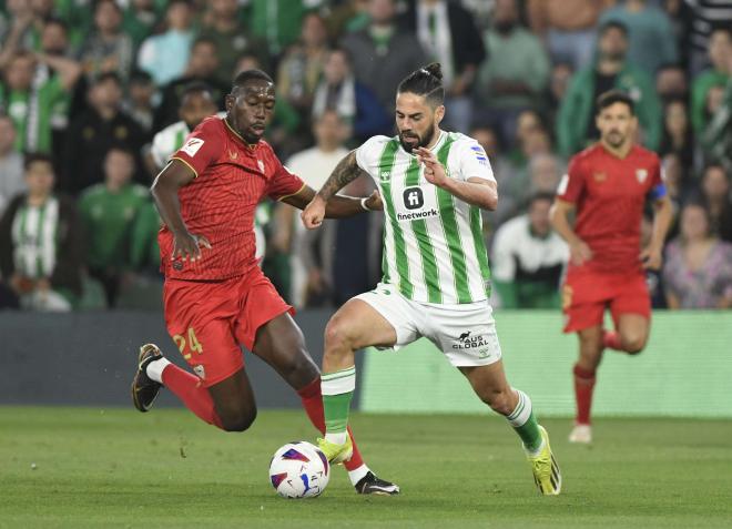 Isco Alarcón conduce ante Soumaré en el Derbi Betis-Sevilla (Foto: Kiko Hurtado).