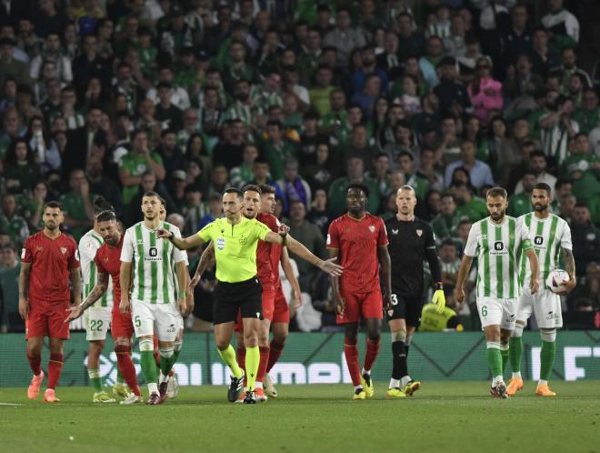 Sánchez Martínez yendo a revisar el VAR (Foto: Kiko Hurtado)