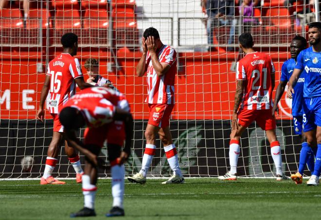 Los jugadores del Almería lamentan uno de los goles del Getafe (FOTO: EFE).