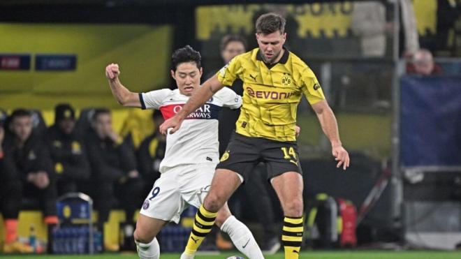 Niclas Fullkrug controla delante de Kang In Lee en el Borussia Dortmund-PSG (Foto: EFE).