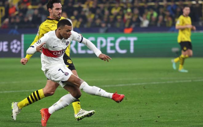 Kylian Mbappé dispara delante de Hummels en el Borussia Dortmund-PSG (Foto: EFE).